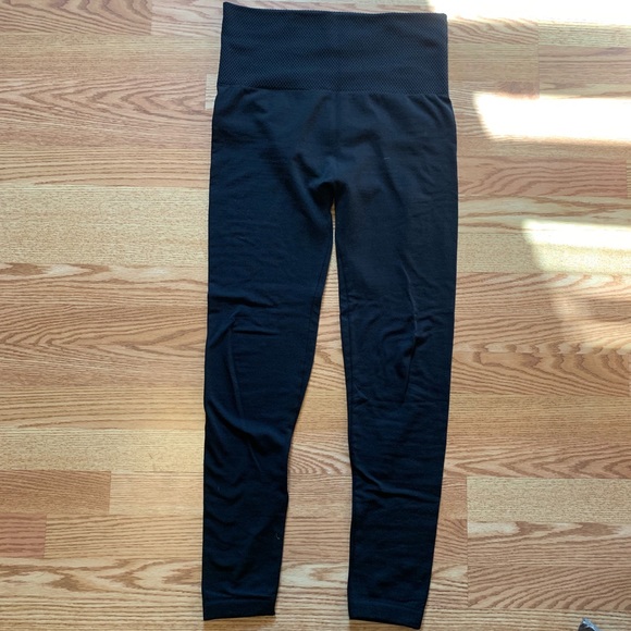 pair of women’s leggings - Picture 2 of 5